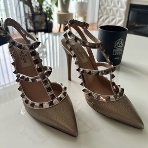 VALENTINO ROCKSTUD METALLIC ANKLE STRAP PUMP 100 MM